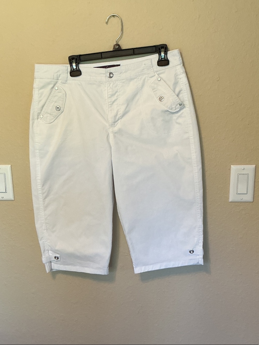 Gloria Vanderbilt White Capris